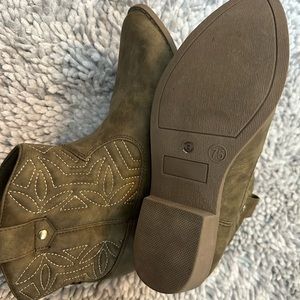 Arizona Murano Booties 7.5